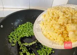 Illustration of how to make fried rice with beans and eggs 14