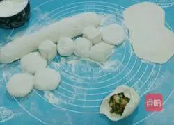 Illustration of how to make three fresh buns 11