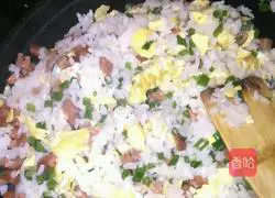 Illustration of how to make fried rice with eggs, ham and sausage 5