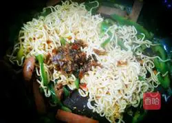 Laotan Sauerkraut and Ham Fried Noodles Recipe Illustration 6