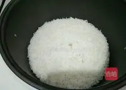 Illustration of how to make sausage and egg fried rice 2