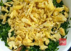 Illustration of how to make leek and egg dumpling fillings 4