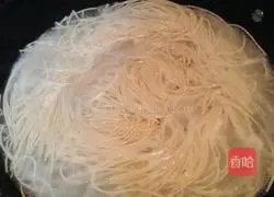 Illustration of how to make cucumber noodles 2