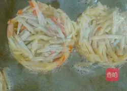 Illustration of how to make carrot and potato pancakes 4