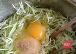 Illustration of how to make zucchini and ham pancakes that are crispy on the outside and tender on the inside, which babies love to eat 3