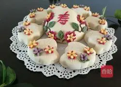 Illustration of how to make longevity peach with vegetable juice (flower buns) 13