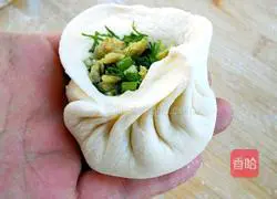 Illustration of how to make egg and fennel seedling buns 15