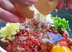 Illustration of how to make spicy and sour wontons 4