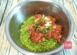 Illustration of how to make celery and pork patties 6