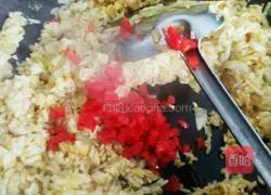 Illustration of how to make cabbage and egg fried rice 11