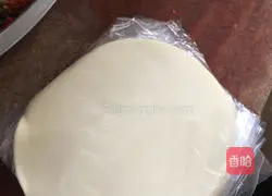 Illustration of how to make Argentinian dumplings and beef version