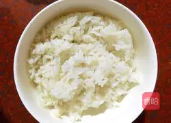 Illustration of how to make gold-wrapped and silver-coated fried rice 3