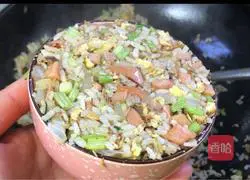 Illustration of how to make fried rice with ham, eggs and vegetables 11