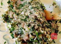 Illustration of how to make shepherd's purse and meat dumpling stuffing 8