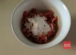 Illustration of how to make shredded pork and beet noodles 4