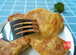 Illustration of how to make golden steamed bun slices 8