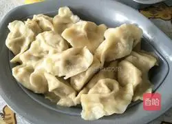 Illustration of how to make celery and pork dumplings 10