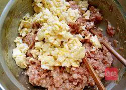 Illustration of how to make leek, egg and shrimp dumpling stuffing 6