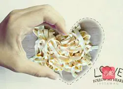 Illustration of making healthy handmade noodles 7