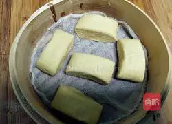 Illustration of how to make golden steamed buns 8