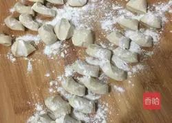 Illustration of how to make mutton and green onion dumplings 9