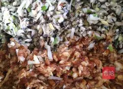 Illustration of how to make mutton stuffed buns with mushrooms 1