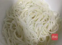 Illustration of how to make asparagus noodles 4
