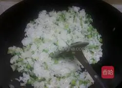 Illustration of how to make cucumber and egg fried rice 4