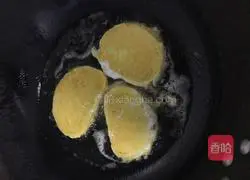 Illustration of how to make fried steamed bun slices 3