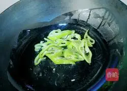 Illustration of how to make fried noodles with preserved meat 4
