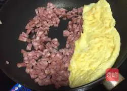 Illustration of how to make sausage and egg fried rice 3