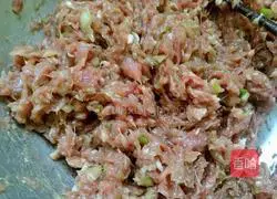 Illustration of how to make beef and mushroom dumplings 6