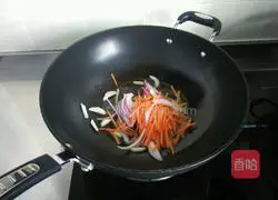 Illustration of how to make fried noodles with bacon and vegetables 6