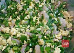 Illustration of how to make leek, egg and shrimp dumpling stuffing 8