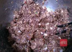 Illustration of how to make pork and fennel stuffed buns 3