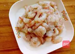 Illustration of how to make leek, egg and shrimp dumpling stuffing 3