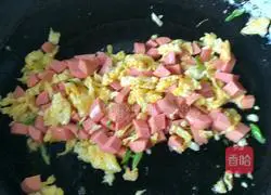 Illustration of how to make colorful egg fried rice 9