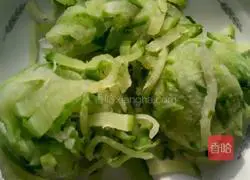 Illustration of how to make white radish vegetarian dumpling stuffing 4