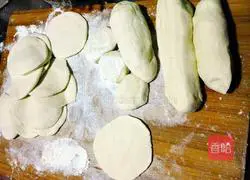 Illustration of how to make white radish meat buns 4