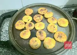 Illustration of how to make bean paste cakes (electric pancake version) 19