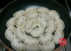 Illustration of how to make Qingqing fried wontons 7