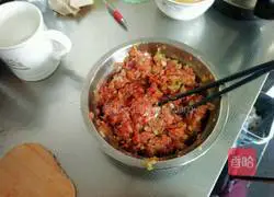 Illustration of how to make cabbage and pork wontons 6