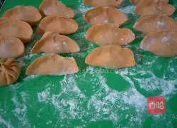 Illustration of how to make two-color dumplings 4