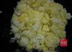 Illustration of how to make egg yolk fried rice 3