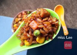 Illustration of how to make fried rice with mixed vegetables and diced meat in soy sauce 9