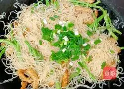 Illustration of how to make shredded pork, beans and fried rice noodles 17