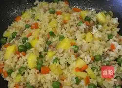 Illustration of how to make mixed pineapple fried rice 3
