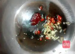 Illustration of how to make Xinjiang fried noodles 12