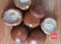 Illustration of how to make mushroom and meat dumplings 2