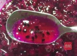 Illustration of how to make red dragon fruit glutinous rice balls 1